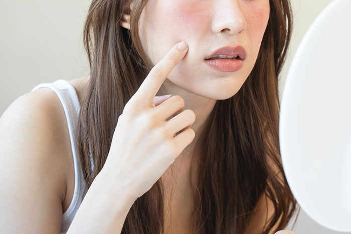 鏡を見る女性