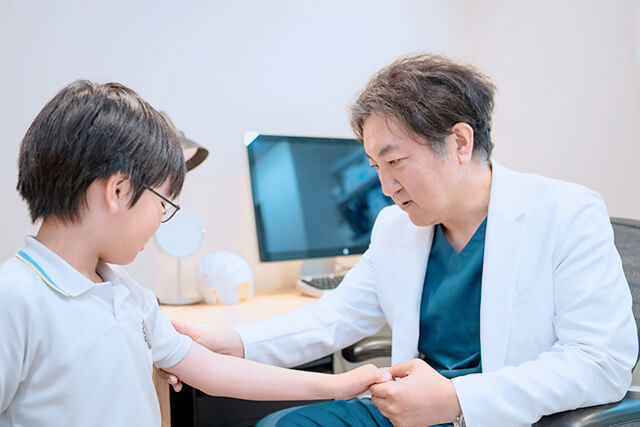 診察する医師